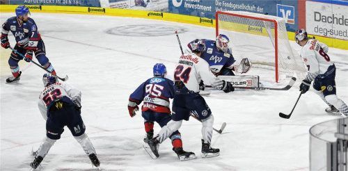 Eines von neun Saisontoren von Patrick Hager (vorne) für Red Bull München im Spiel gegen die Adler Mannheim, deren Verteidiger Sinan Akdag (hinten links) nicht eingreifen kann.Foto Dpa/Deines