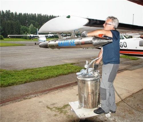 Einmal volltanken, bitte: Georg Vogl füllt die Generatoren mit Silberjodid.Fotos Sönmez