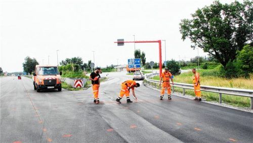 Endspurt bei den Baustellenarbeiten auf der Autobahn A8: Die Verfugungen erfolgten jetzt. Ab Mitte August soll die Strecke bei Brannenburg wieder freigegeben sein. Foto reisner