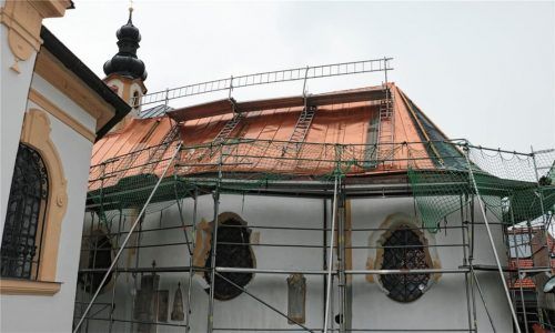 Erstrahlt in neuem Glanz: Das vielfach geflickte Schindeldach der Aschauer Kreuzkapelle wurde durch ein Kupferdach ersetzt.Foto reh