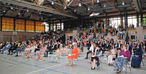 Feiern im gebotenen Abstand hieß es auch bei Lehrern und Abiturienten des Ruperti-Gymnasiums. Schulleiterin Daniela Raith (rechts) stellte ihre Rede unter das Motto „Gschafft is“.Fotos  Wagner