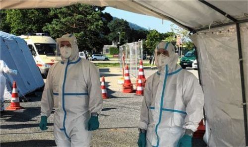 Florian Epp und Andreas Mitzer (von links) führen die Abstriche durch.