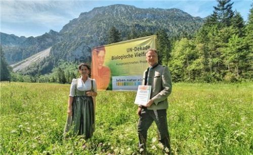 Freude über die Auszeichnung: Forstministerin Michaela Kaniber und Forstbetriebsleiter Dr. Daniel Müller auf der Gaßlalm. Foto Judith Schmidhuber/StMELF