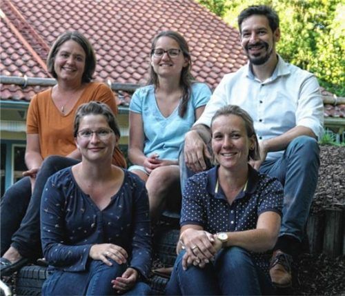 Freuen sich auf ihr Amt: (hinten von links) Theresia Meyer, Franziska Niedermaier, Michael Ebersberger und (vorne von links) Anja Schmidt und Maren Tschentscher. Foto Voggenauer