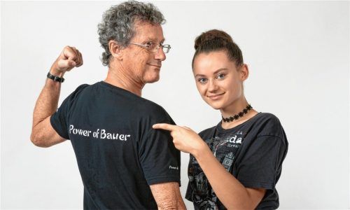 Geballte „Power of Bauer“ gibt‘s in der neuen Filmkomödie von Sebastian Schindler: In den Hauptrollen der Priener Schauspieler, Kabarettist und Musiker Uli Bauer mit seiner Tochter Hannah. Foto Anita Berger