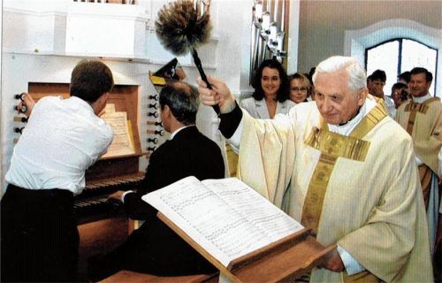 Georg Ratzinger weiht die neue Kirchenorgel in St. Nikolaus in Rimsting.