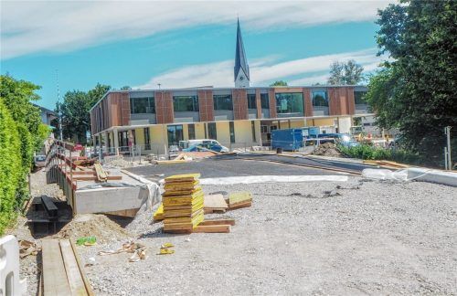 Geradezu ins neue Rathaus scheint die neue Rott-Brücke in Großkarolinenfeld zu führen. Im Hintergrund schaut die katholische Kirche übers Rathausdach. Foto  Heinz