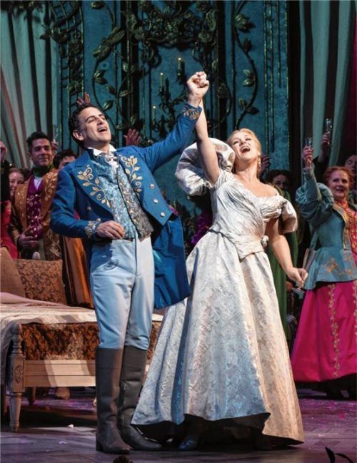 Große Liebe: Juan Diego Flórez als Alfredo und Diana Damrau als Violetta in Verdis La Traviata. Foto  dpa/Picture Alliance
