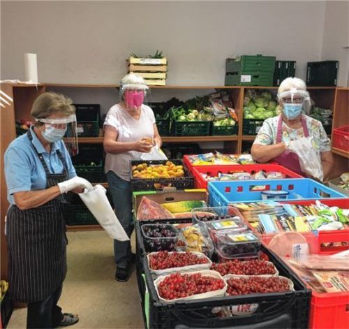Haben die Gesichtsvisiere im praktischen Einsatz bei der Arbeit für die Rosenheimer Tafel (von links): Anneliese Uebel, Elisabeth Bartl und Hilde Klarl.