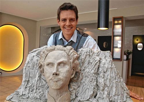 Hans-Peter Huber aus Münsing am Starnberger See ist Vermittler für den Geheimbund der Guglmänner und bringt die Ideen wie die Büste des Königs in der Kampenwand an die Öffentlichkeit.Foto Ufertinger