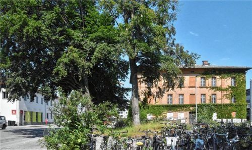 Hier am Rosenheimer Bahnhofsvorplatz hatte ein 31-Jähriger ein Fahrrad gestohlen. Auch dafür musste sich der Mann jetzt vor Gericht verantworten. Foto Schlecker