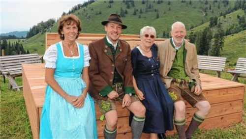 Hüttenwirtin Jasmin Moosmüller, Herbert Reiter, Leiter der Tourist-Info, Stifterin Luise Schreiner und Zweiter Bürgermeister Michael Andrelang (von links) zusammen auf dem neuen Bankerl.Foto Rehberg