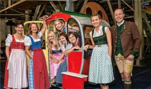 Im Dienst der Feriengäste: Herbert Reiter (rechts) und das Team von der Aschauer Tourist-Info.Foto RE