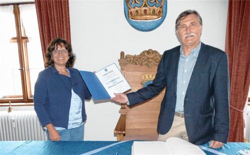 Im Mai hat Petra Jackl den Platz im Rathaus von Dr. Herbert Heiml übernommen. Jetzt überreichte sie ihrem Vorgänger die Urkunde, mit der ihm der Ehrentitel als Altbürgermeister verliehen wird. Foto  Bachmaier