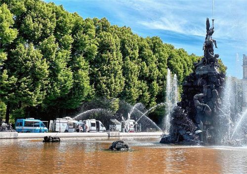 Im Park vor dem Schloss waren schon einige Übertragungswagen zu sehen. Foto privat
