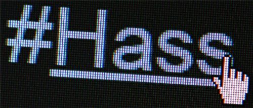 Im Schutz der Anonymität: Im Netz fallen Hemmungen, wie jeder erfährt, der im Licht der Öffentlichkeit steht. Foto dpa