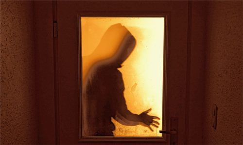 „Immer wieder kam die Szene hoch – mit dem Mann mit der Maske vor mir“, die Verkäuferinnen leiden noch an den Folgen des Überfalls. Foto dpa
