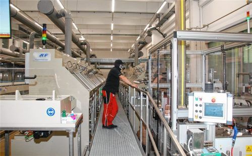 In der Bandgalvanik überprüft ein Mitarbeiter den Durchlauf der Steckerkontakte durch die unterschiedlichen Chemikalien. Am Ende stehen hochwertig veredelte Oberflächen, auf denen oft mehrere Schichten von Chrom, Nickel, Gold, Silber oder Palladium aufgebracht sind – zusammen oft nur wenige tausendstel Millimeter stark. Fotos  Honervogt