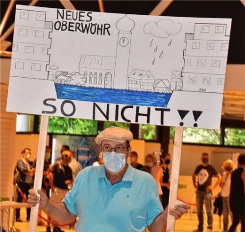 Ist gegen die Bebauung: Heinrich Hofmann hat mit einem Plakat an der Infoveranstaltung teilgenommen.