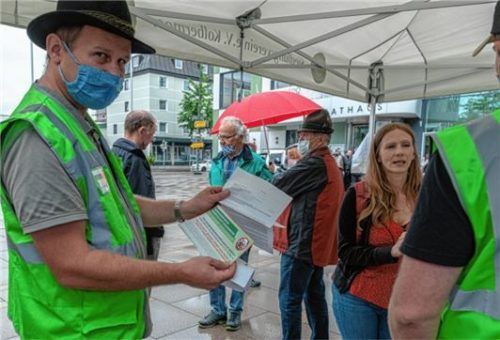 Jeder Kolbermoorer Haushalt erhielt einen Infoflyer mit zwei Musterstellungnahmen. Christian Wagner von der Bürgerinitiative hofft, dass möglichst viele Bürger Stellungnahmen unterschreiben.