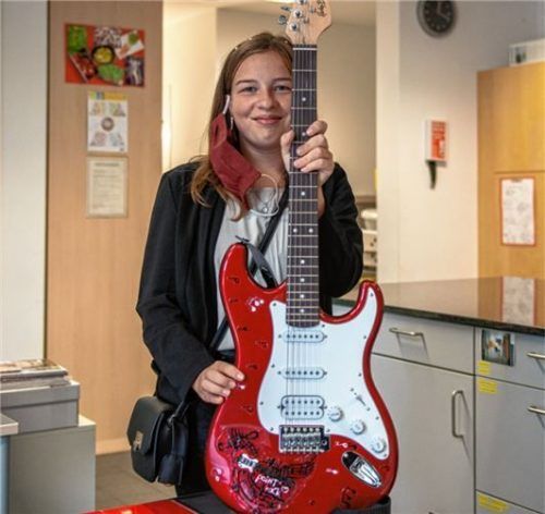 Johanna Strell erreichte mit ihrer Idee, individuell gestaltete E-Gitarren zu verkaufen, den zweiten Platz des Landesentscheids.