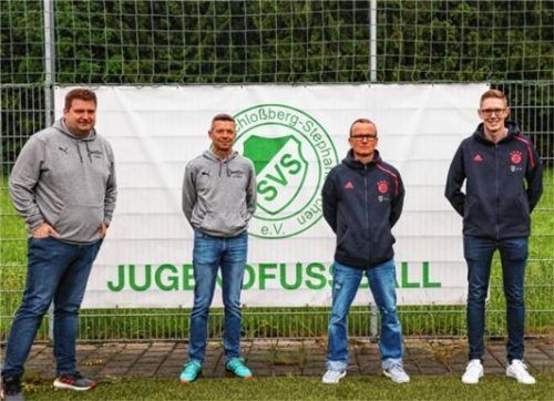 Jugendleiter Chris Fleischmann und Abteilungsleiter Andreas Jörns beim Treffen mit Peter Wenninger, dem Sportlichen Leiter der U15-Förderkader des FC Bayern München und Assistent Max Obermeier (von links).