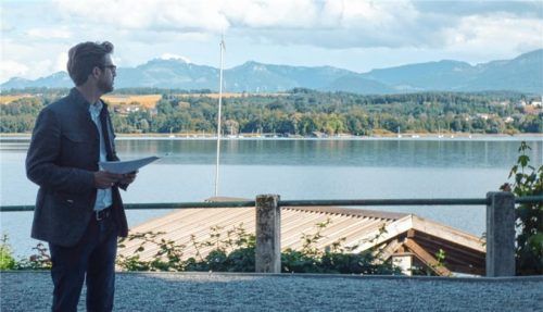 Karl Mair, Bürgermeister und Heimatpfleger in Personalunion, genießt den Blick vom Biergarten über den See in die Berge.Foto Hampel