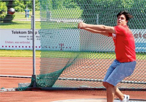 Kilian Drisga vom TSV Wasserburg warf eine neue bayerische Hammerwurf-Bestleistung für die U18-Jugend und schob sich auf den zweiten Platz in der aktuellen deutschen Rangliste. Foto  Stuffer