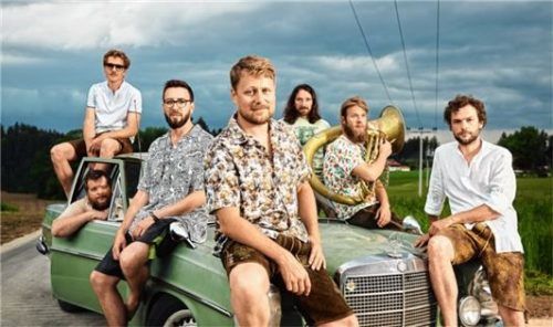 LaBrassBanda startet in Übersee die Biergarten-Tour. Foto re