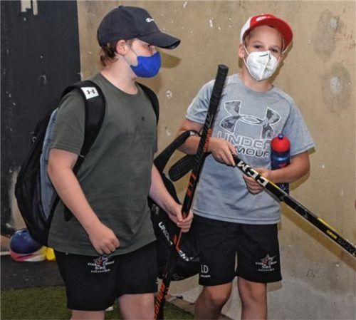 Maskenpflicht: Beim Training der jungen Eishockeyspieler gelten strenge Hygienevorschriften.Fotos Ruprecht