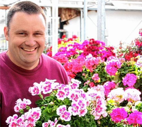 Maximilian Prentl inmitten selbst gezüchteter Blütenpracht. Die Familiengärtnerei Prentl gibt es in Rosenheim seit 80 Jahren. Mit an Bord sind auch Bruder Christian, die Schwägerin, und auch die Eltern schauen vorbei.
