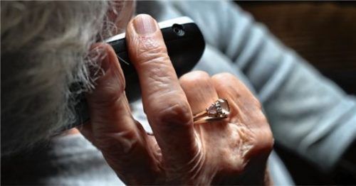 Mehrere Rentner in Rosenheim wurden zum Jahreswechsel Opfer von Enkeltrickbetrügern. Foto dpa