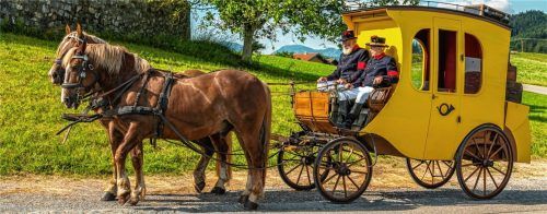Michael Sattlberger (rechts) bläst ins Posthorn. Am Samerberg fand jetzt die Jungfernfahrt der Postkutsche statt, die der Senior selbst gebaut hat. Foto nitzsche