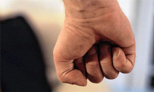 Mindestens drei Faustschläge ins Gesicht erlitt ein Polizeiobermeister auf dem Sportlerball in Raubling von einem 21-jährigen Kiefersfeldener. Foto dpa