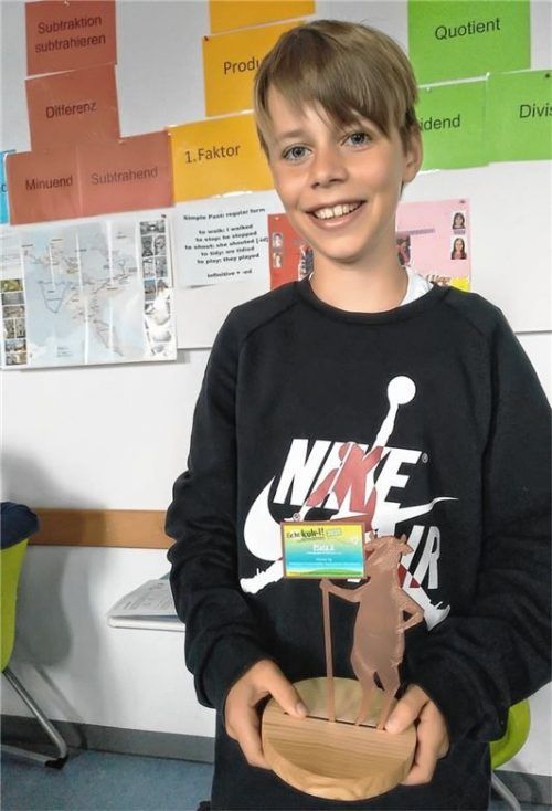 Mit dem Pokal: Klassensprecher Jakob Weishäupl hält den Preis für den dritten Platz in die Kamera. Fotos re