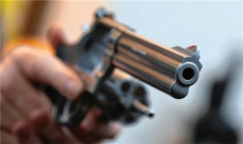 Mit einem Revolver in der Hand hatte der Angeklagte das Paar bedroht und die Herausgabe des Geldes verweigert. Foto dpa