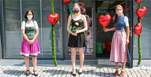 Mit einem Schnitt von 1,0 startet Katharina Baumgart (Mitte) von der Maria-Caspar-Filser-Schule Brannenburg als Schulbeste ins Berufsleben. Foto Portenhauser