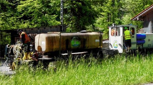 Mit einer kleinen Zugeinheit versprühte Rohrdorfer Zement auf ihrer Betriebsbahnstrecke durch den Ort Kiefersfelden das Pflanzengift Glyphosat. Dagegen wehrt sich nun die Gemeinde. Foto Schmidt