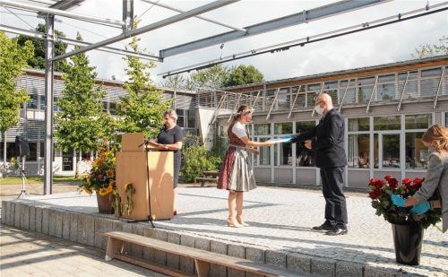 Mit Maske und Sicherheitsabstand überreichte Schulleiter Dr. Armin Stadler den Raublinger Abiturientinnen und Abiturienten ihre Abschlusszeugnisse.Foto Sönmez