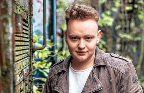 Mit Zuversicht bereit für den Start: Sebastian Schindlers Film „Mit dem Rückwärtsgang nach vorn“ hat am Montag, 3. August, Premiere im Freiluftkino „Am Stoa“ bei Edling.Foto Bildwerk82