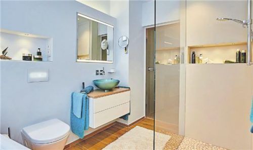 Moderne Bäder: Pastell wirkt warm, Farbe macht was her. Fotos dpa/VDS