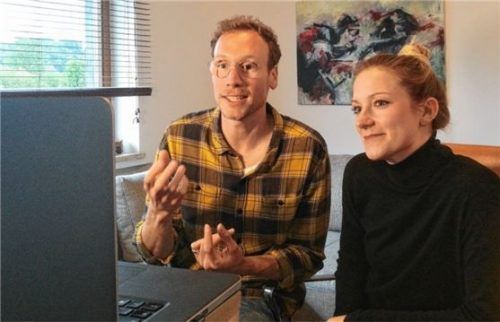 Moritz Geisreiter und Marie-Christin Scherer waren im intensiven Online-Kontakt mit den Schülern des Chiemgau-Gymnasiums. Foto re