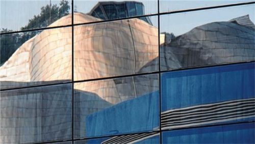 Museo Guggenheim – Spiegelung von Museum und Verwaltungsgebäude. Foto Mayer