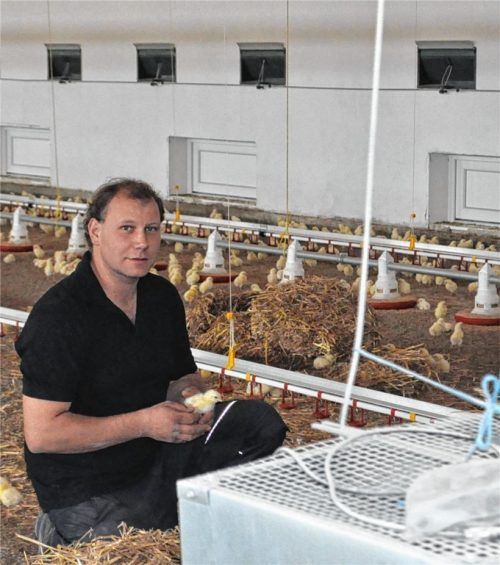 Mit dem aktuellen Stall kann Landwirt Florian Steiner seinen Betrieb nicht aufrechterhalten. Deshalb muss er einen zweiten Stall bauen. Dafür braucht er einiges an Geduld. Foto  Schwarz