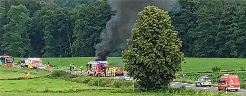 Nach einem Auffahrunfall bei Bergham ist ein Auto in Flammen aufgegangen. Verletzt wurde niemand. Foto ammelburger