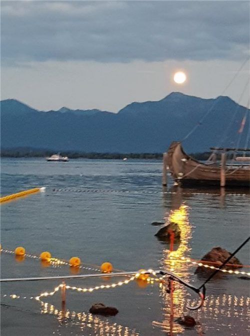 Nachdem sich der Vollmond zeigte, gingen die Schwimmer in Prien auf die Strecke.Fotos Nowotny