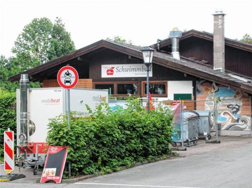 Nahwärme aus dem Container: Am Bad Feilnbacher Schwimmbad sorgt momentan noch ein Container für Nahwärme. Hier soll künftig ein Biomasseheizwerk wertvolle und nachhaltige Dienste leisten. Foto  Strim