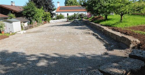 Neben der evangelischen Kirche in Bad Endorf haben die Bauarbeiten für ein Teilprojekt der „Römerregion Chiemsee“ begonnen. Unter anderem wird ein begehbares Labyrinth entstehen, dazu Sitzgelegenheiten auf einer Stützmauer, die jetzt schon sichtbar ist.Foto graichen
