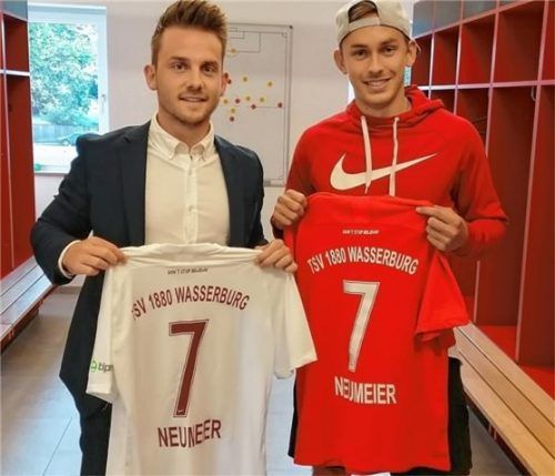 Neuzugang Michael Neumeier (rechts) wird vom Wasserburger Abteilungsleiter Kevin Klammer begrüßt.Foto TSV Wasserburg