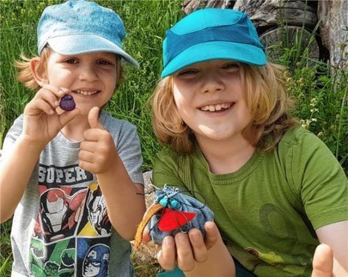 Noah und Jonas Staudt mit Schätzen von der NAJU-Edelsteinschatz-Aktion im Hortus-Garten an der Mangfall.Foto Naju